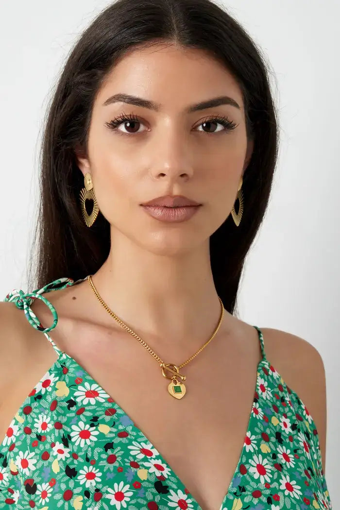 gouden ketting met groen detail 
