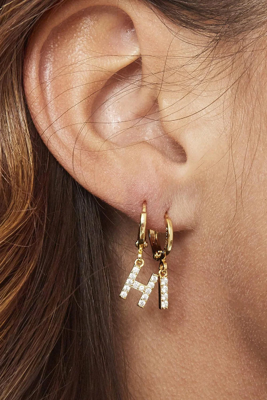 Oorbel letter goud en zwarte steentjes