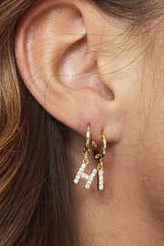 Oorbel letter goud en zwarte steentjes