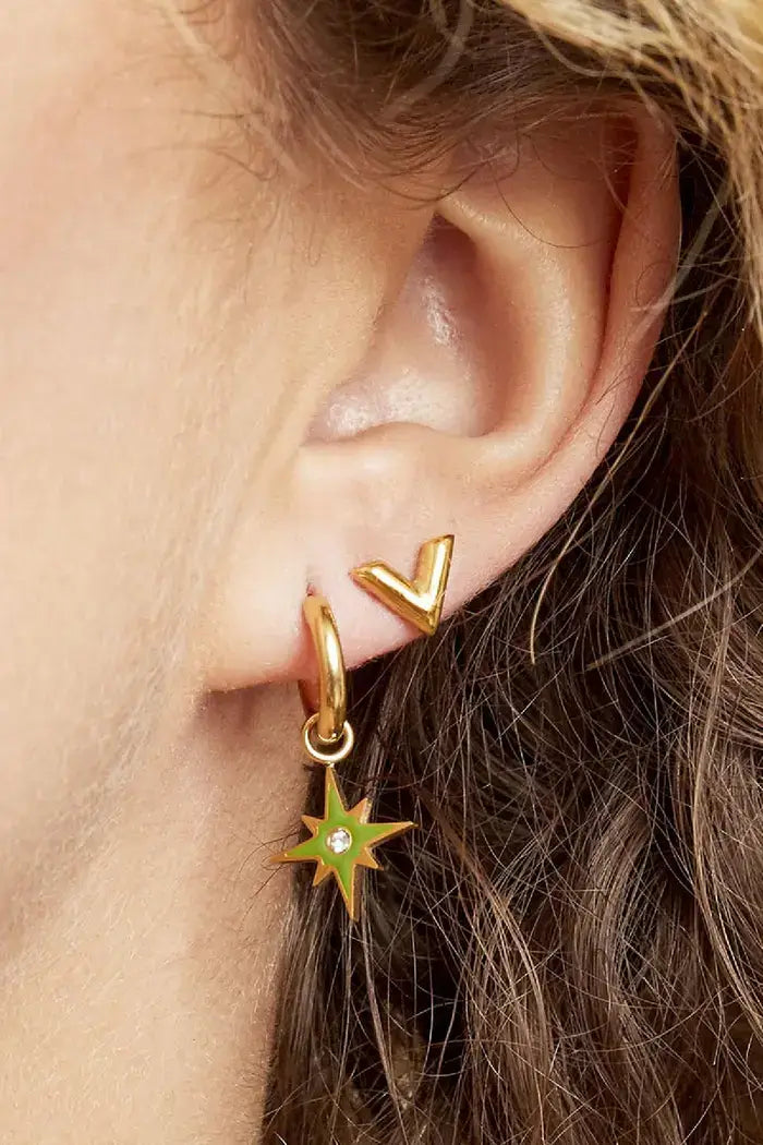 oorstekers v in oor met andere oorbel met ster