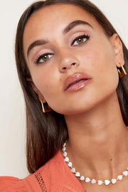 Model draagtOorbellen funky rechthoek oorbelen goud stainless steel