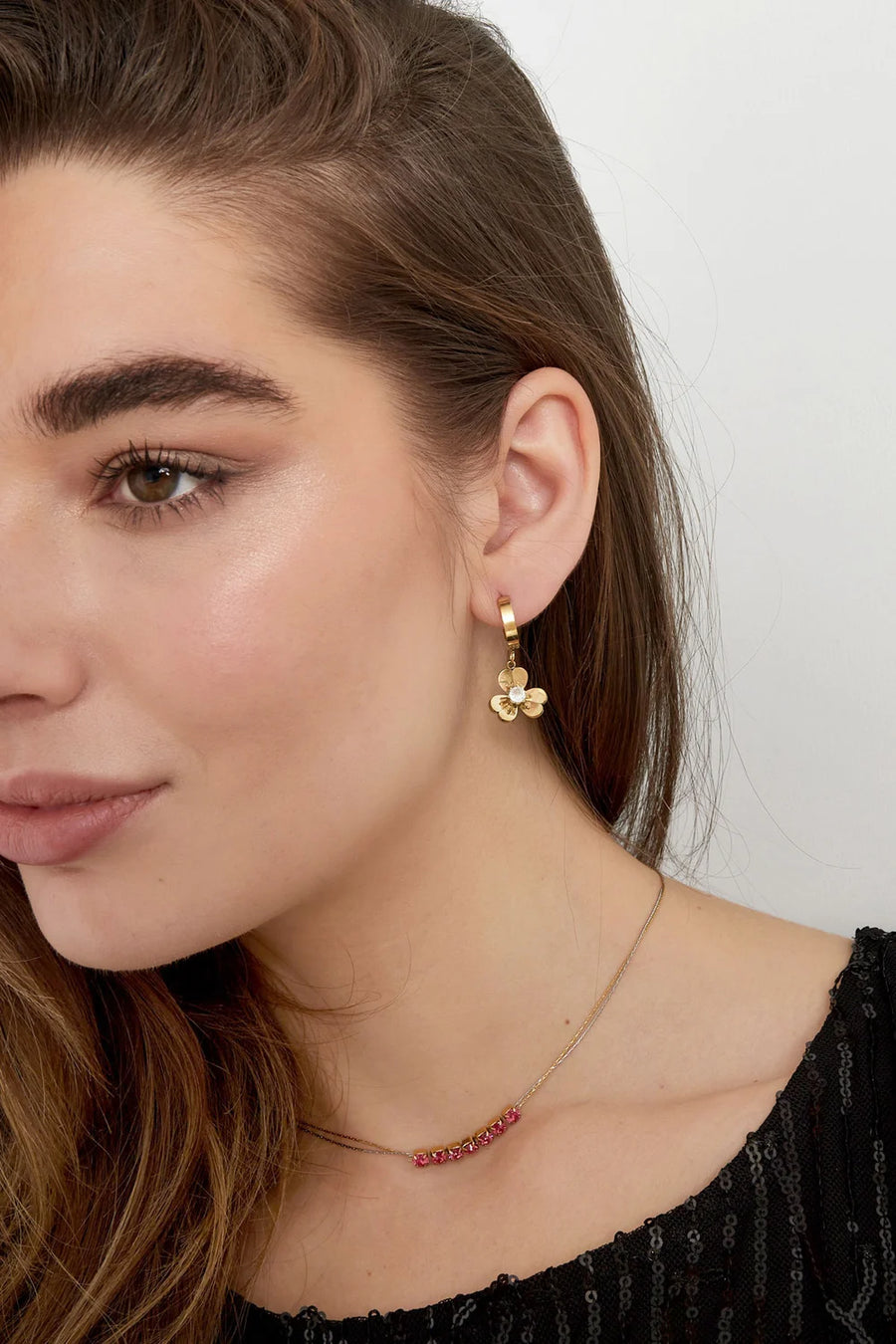 Bloem oorbellen goud met strass steentje LoveSieraden