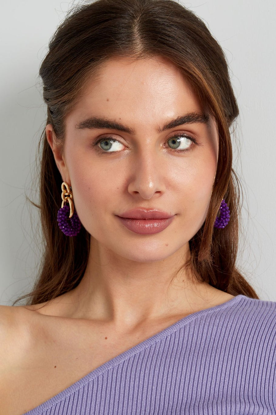 Model met Kralen oorbellen goud met paars