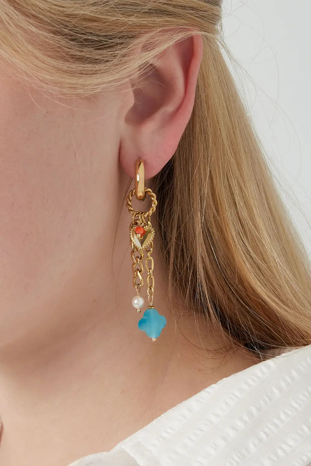 Statement oorbellen met blauwe klaver en parel LoveSieraden