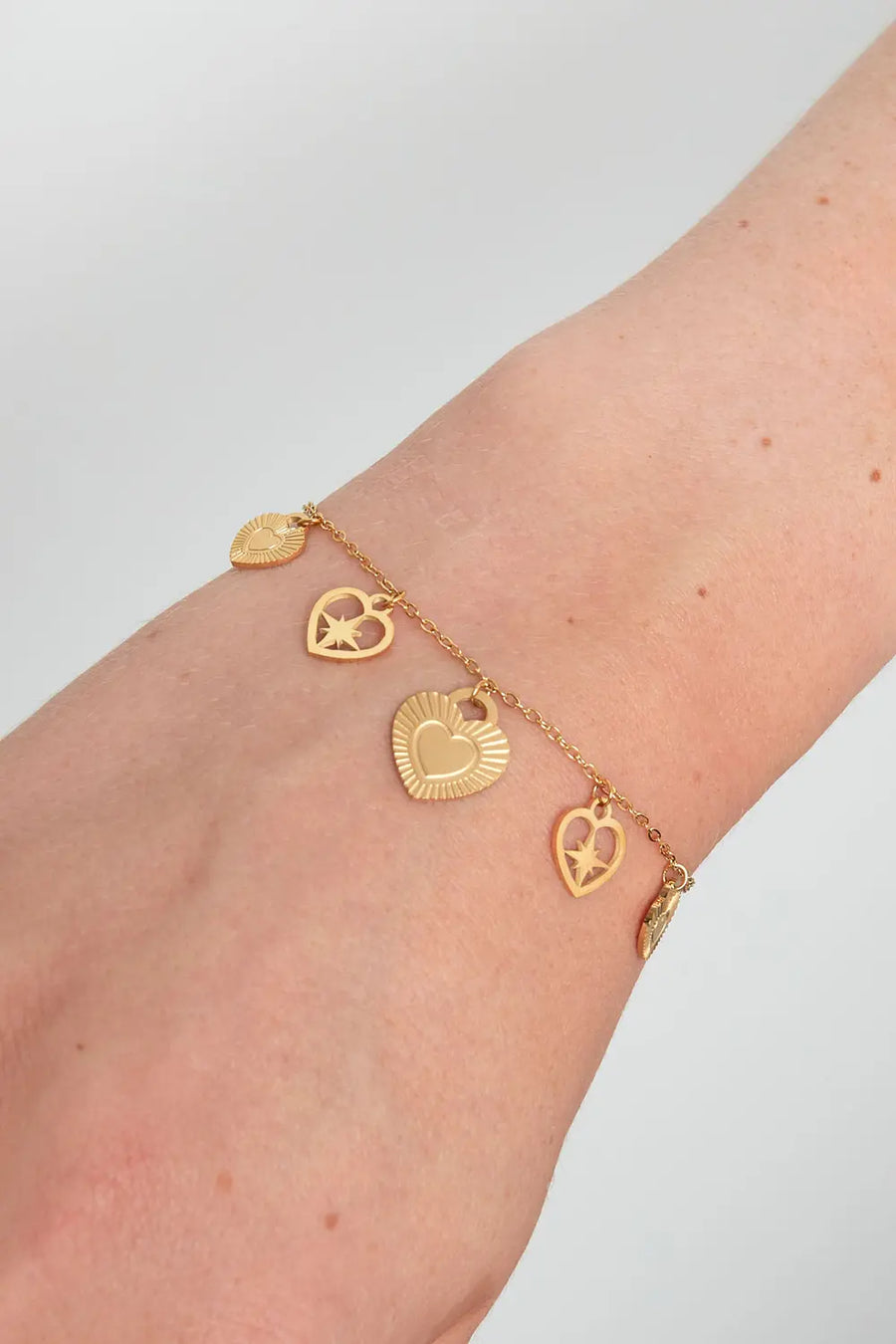 Bedelarmband hartjes goud stainless steel LoveSieraden