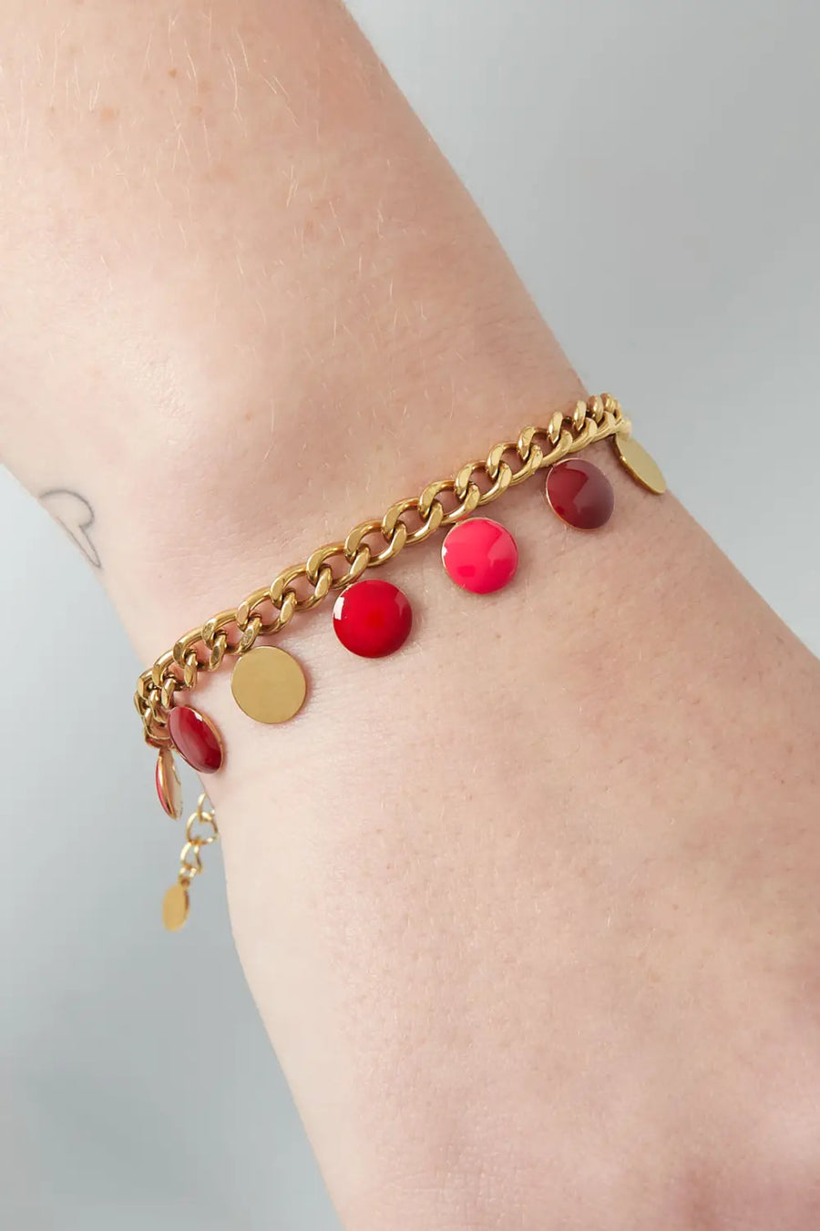 Gouden schakelarmband met rode bedels stainless steel LoveSieraden