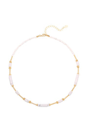 Gouden ketting met witte kralen 