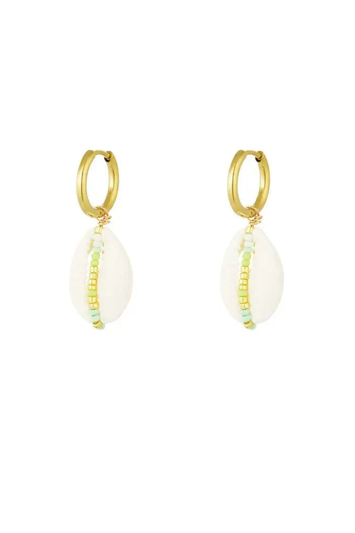 gouden ronde oorbellen met bedels wit met groene kralen