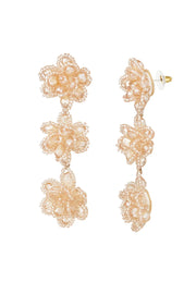 Statement oorbellen met drie bloemen beige LoveSieraden