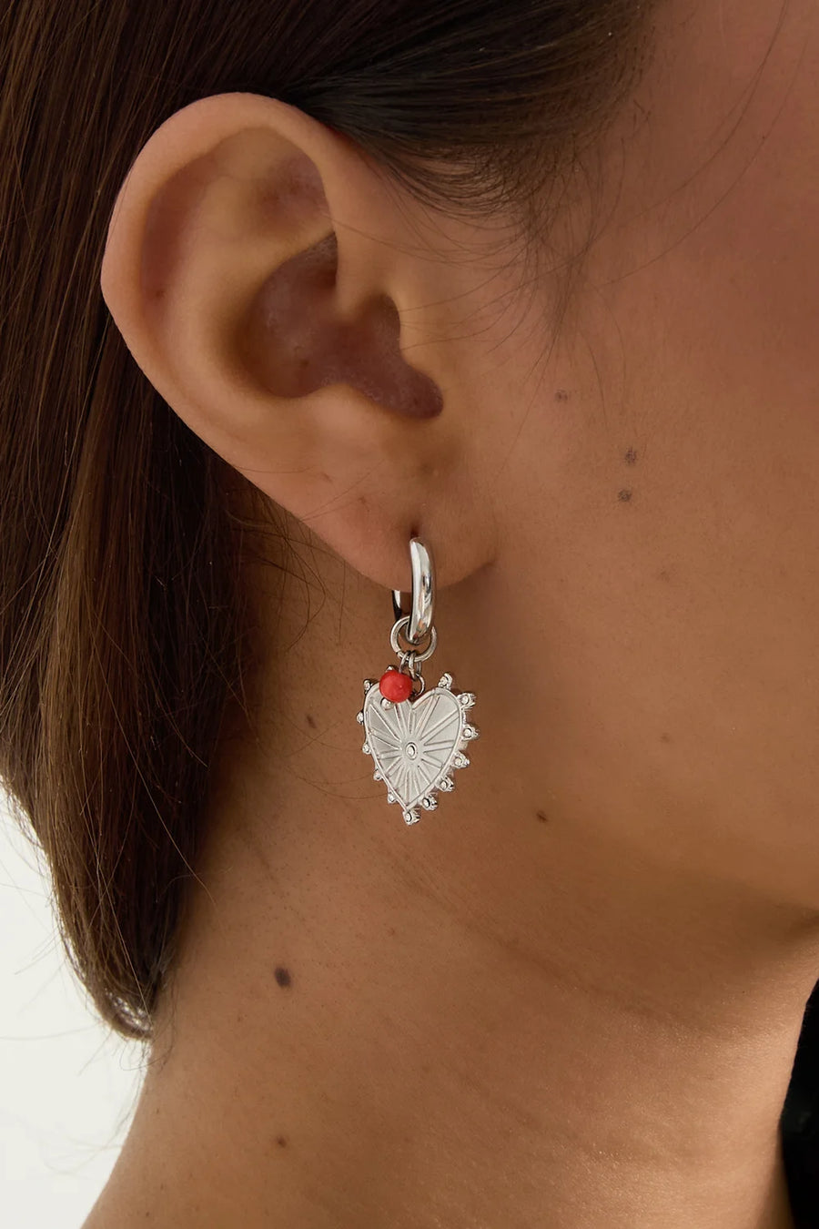 Zilverkleurige hartjes oorbellen met rode kraal LoveSieraden