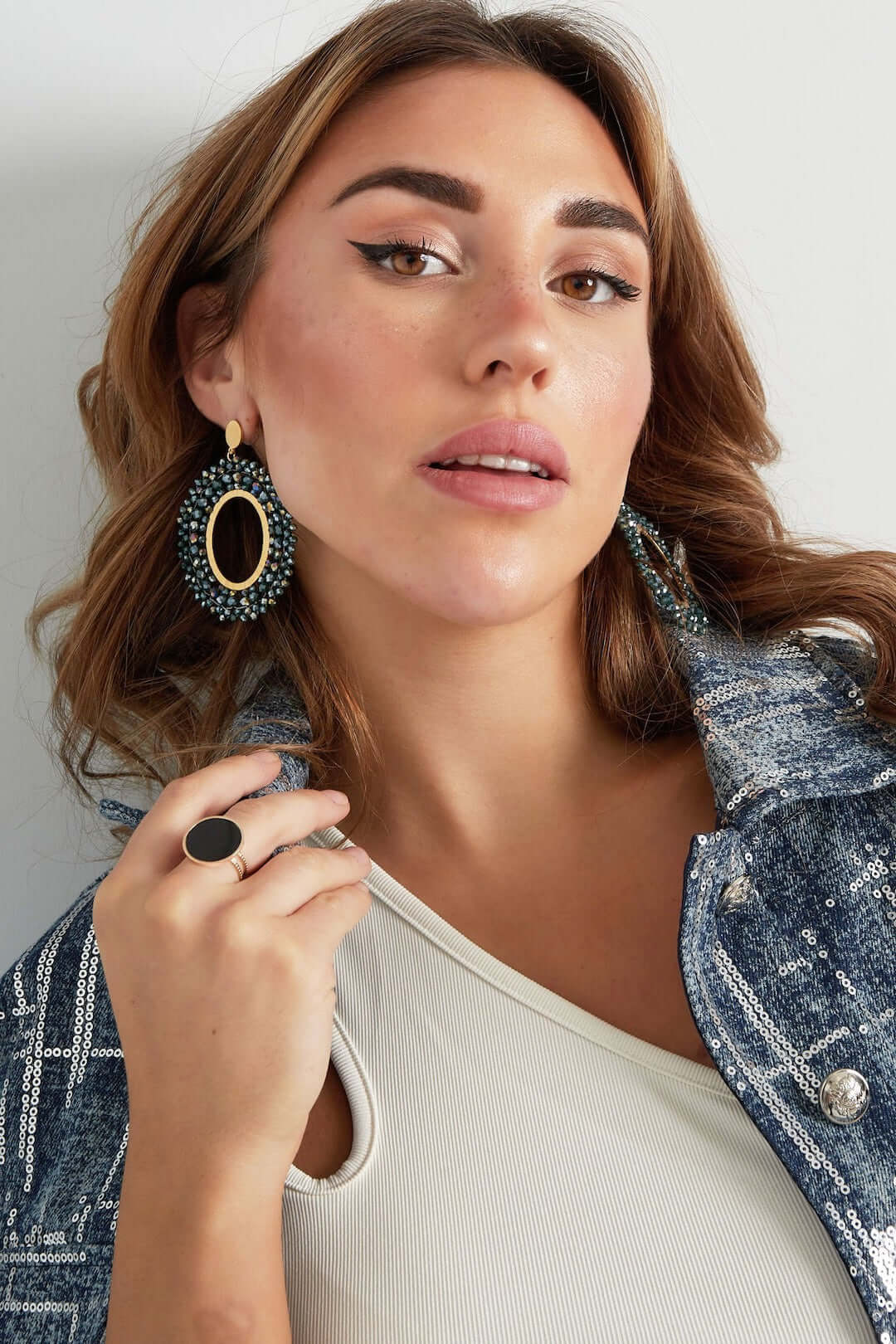 oorbel ovaal met donkerblauwe kralen