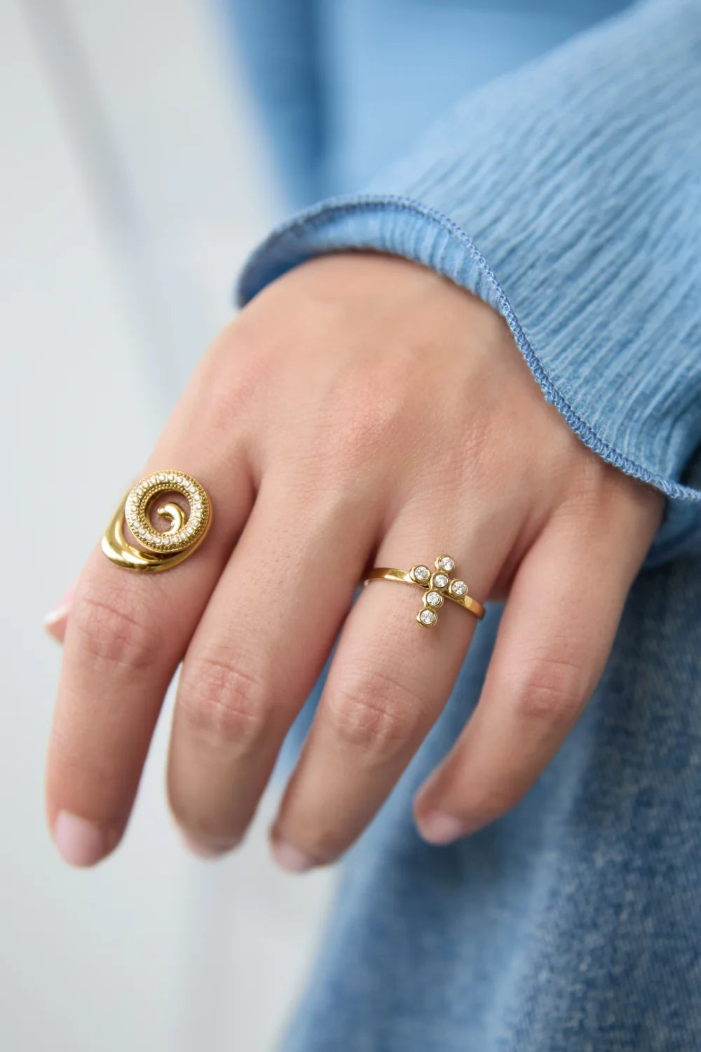 Gouden ring met kruis en steentjes LoveSieraden