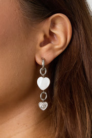 Zilveren oorbellen met hartje van schelp LoveSieraden