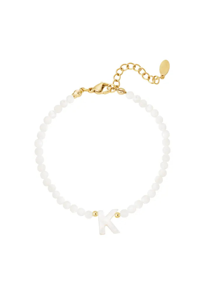 Armband witte kralen en letter k