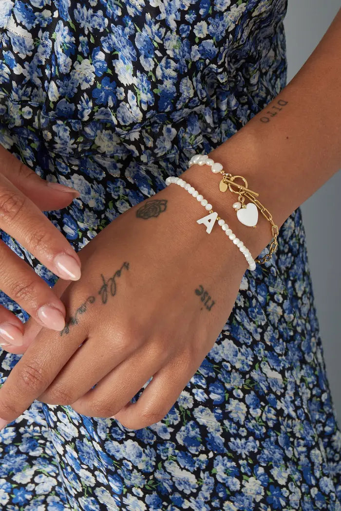 Armband witte kralen en letter model