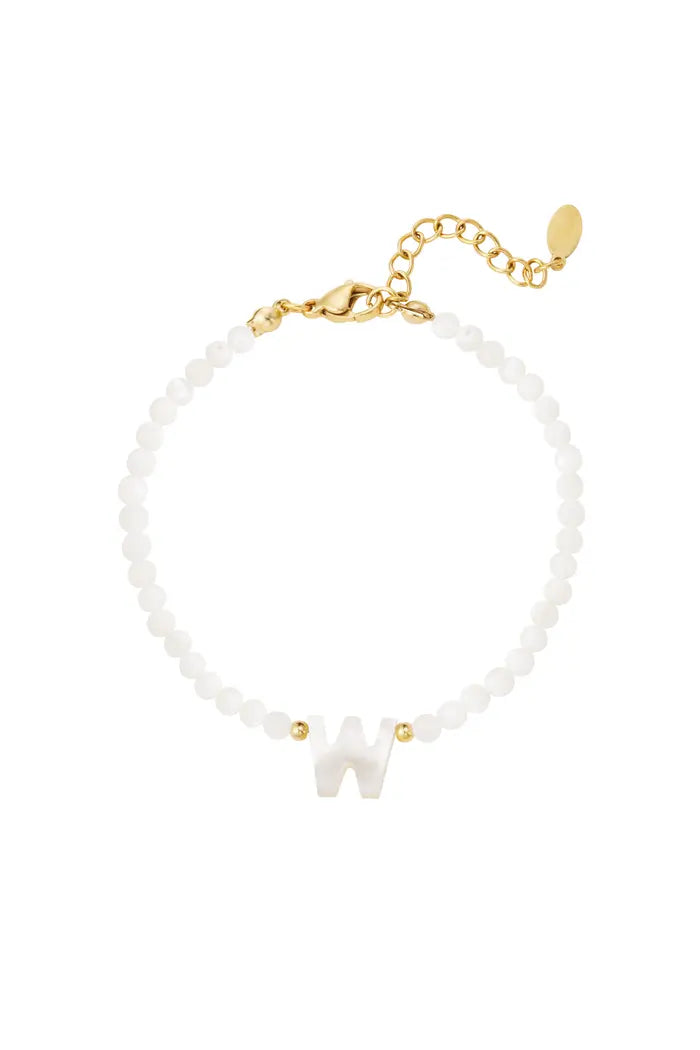 Armband witte kralen en letter w