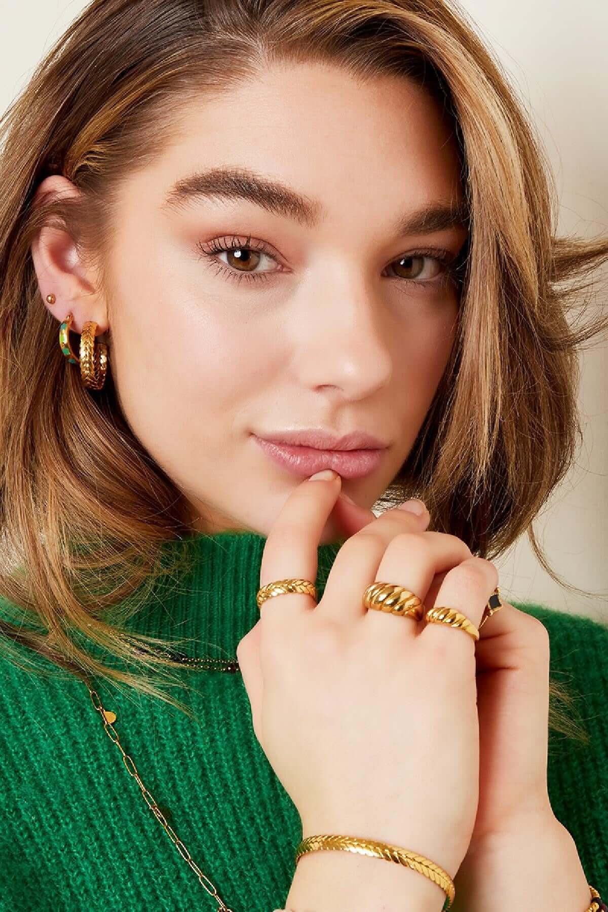 model met sieraden - product foto ronde oorbellen goud