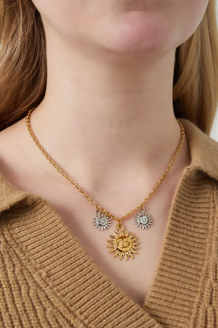 Ketting met drie zonnebedels model