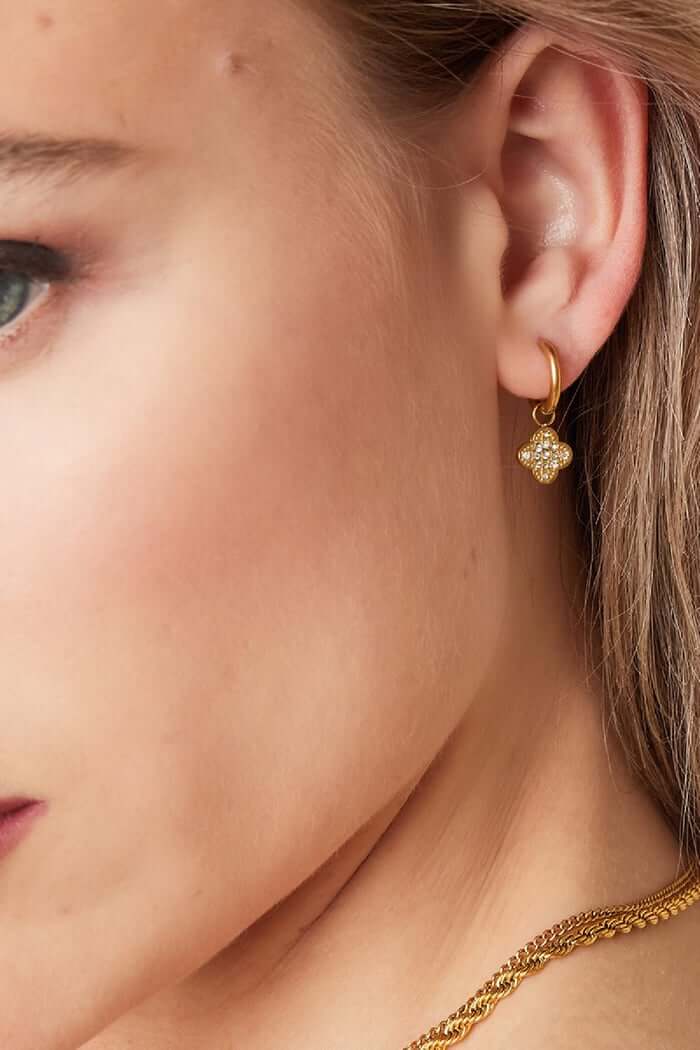 Klaver oorbellen goud met zirkonia steentjes model1