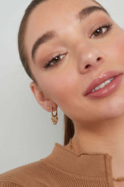 Model met oorbel met steentjes en sterren