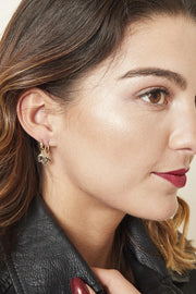 Oorbel letter goud en zwarte steentjes model