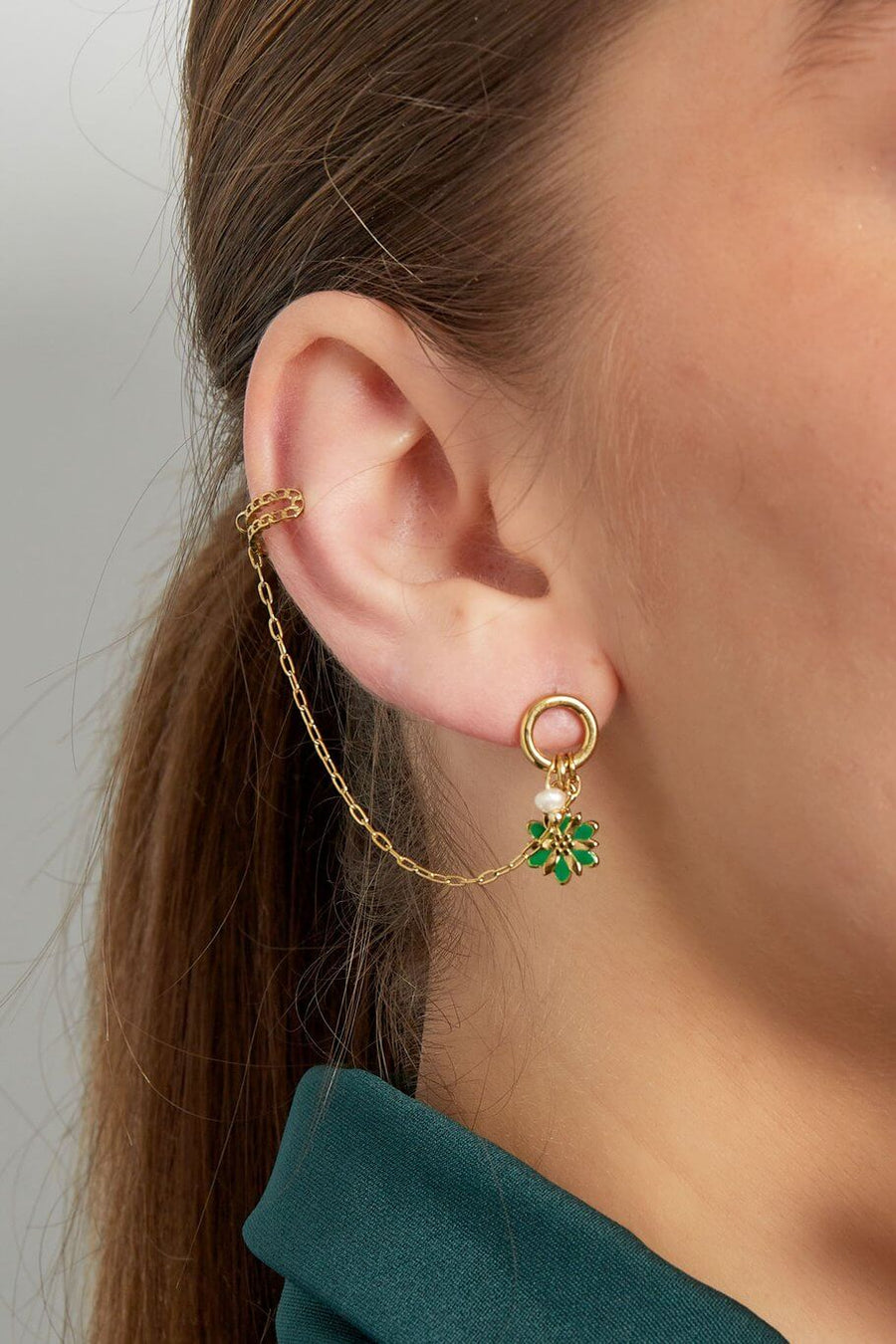 Oorbel met earcuff en groen bloemetje model