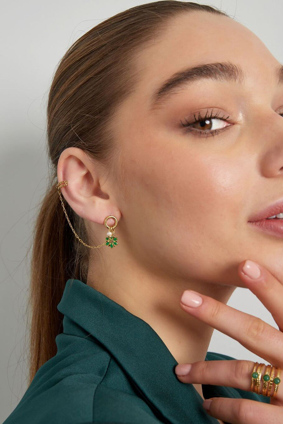 Oorbel met earcuff en groen bloemetje model2