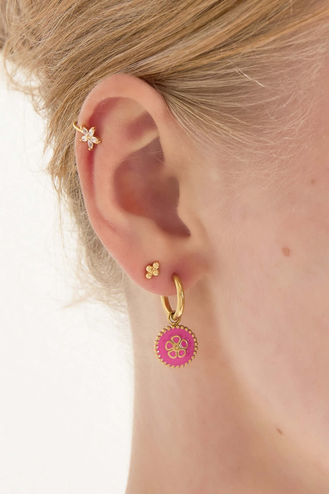 Oorbellen bloem goud en roze LoveSieraden model
