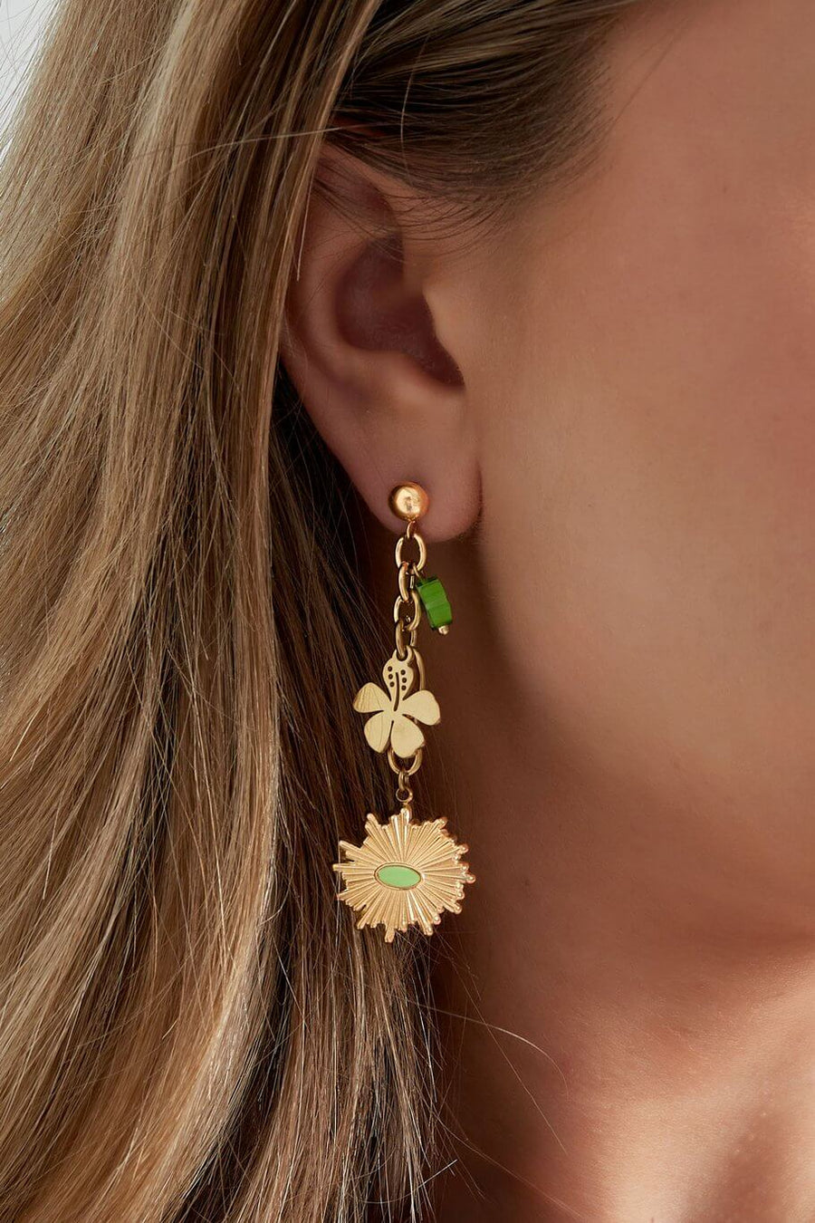 Oorbellen bloemen goud en groen stainless steel model1