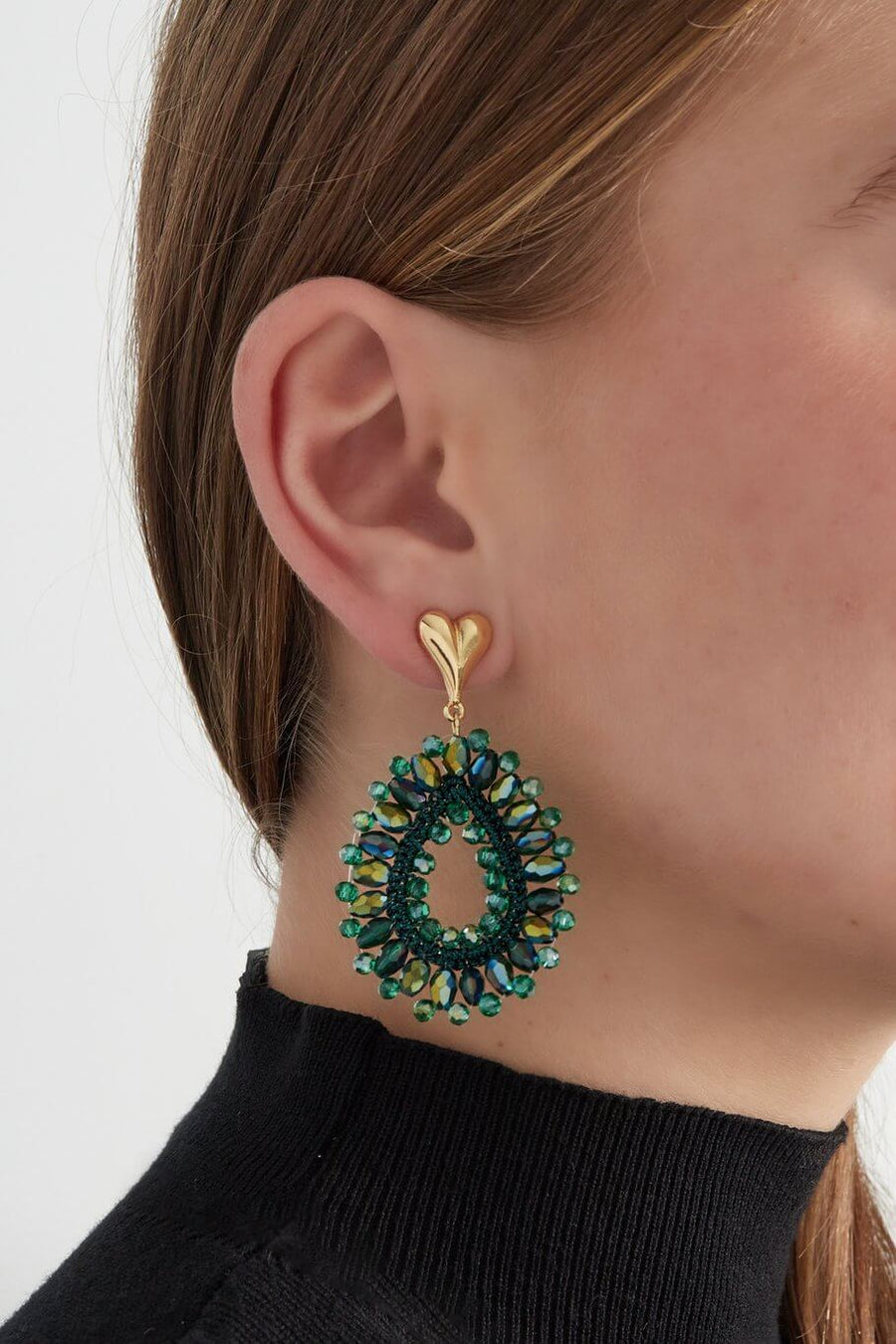 Oorbellen groene kralen met goud Oorbellen gekleurde kralen groen en hartje model