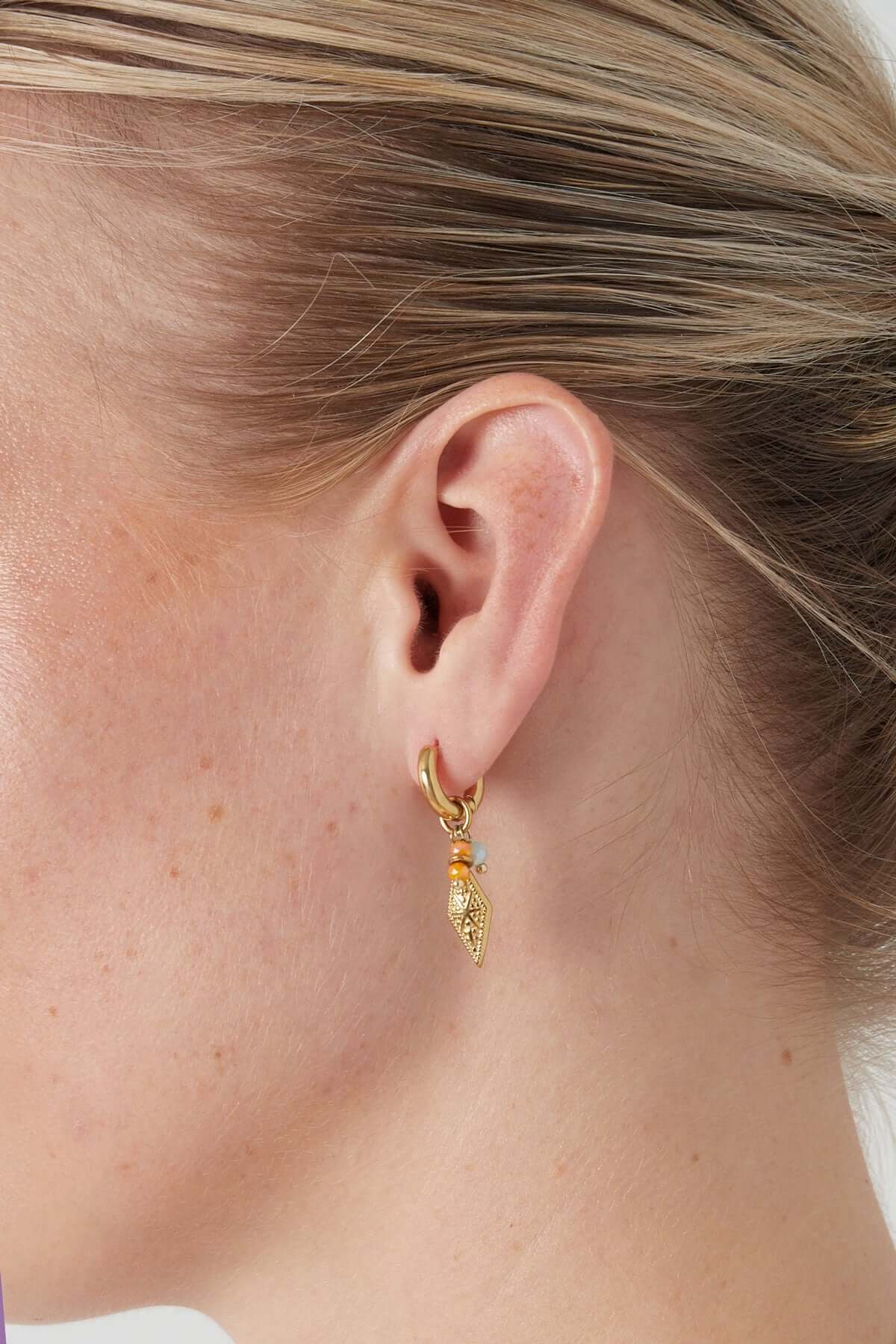 Oorbellen goud gekleurde kralen en ruitvorm model