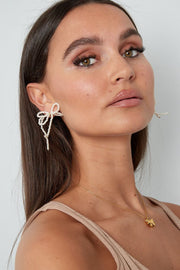 Oorbellen strik witte kralen model