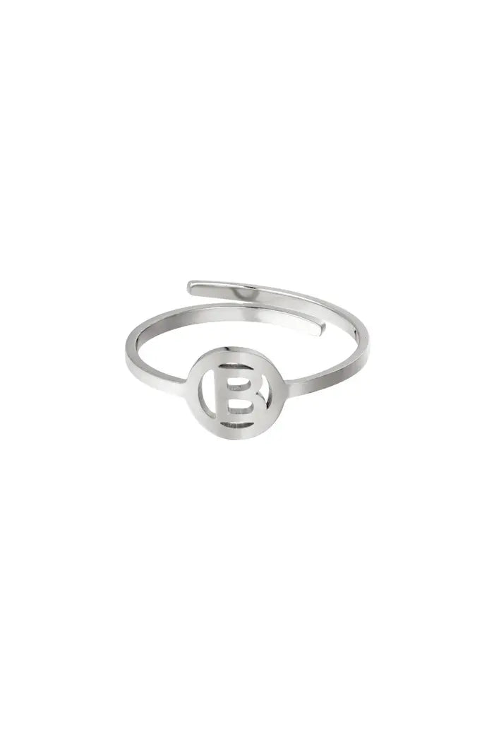 Ring_zilver_met_initiaal_b