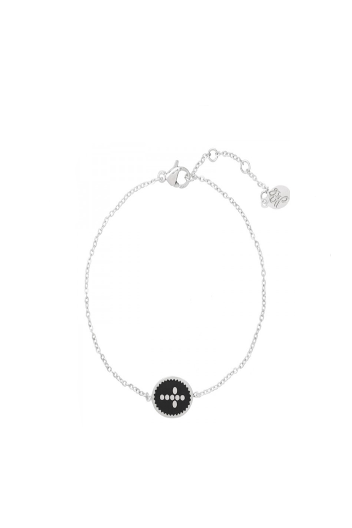 Zilverkleurige armband met een bedel met een kruis