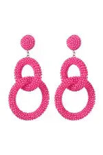 Statement kralenoorbellen rond in gehaakte vorm roze
