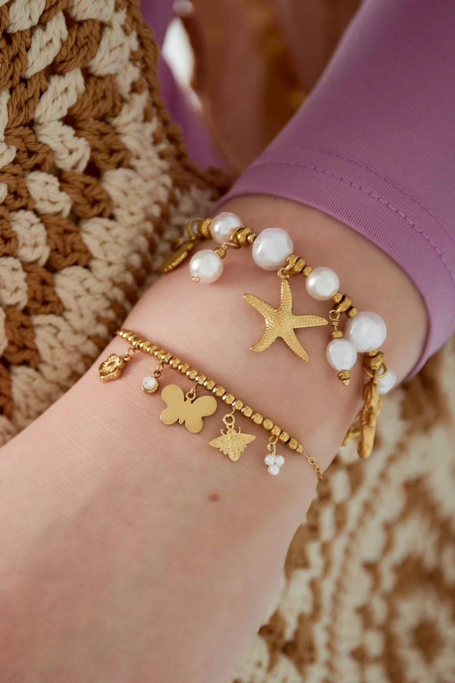 Gouden bedelarmband met vlinder en bji LoveSieraden
