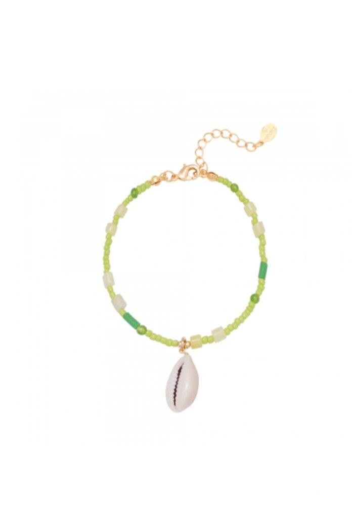 Armband met groene kralen en bedel met een schelp - LoveSieraden