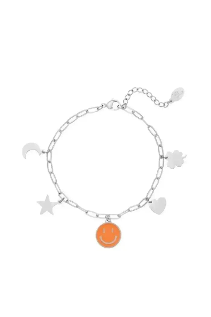 Armband met verschillende bedels en een oranje smiley - LoveSieraden