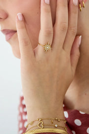 Ring ster goud met stass steentjes LoveSieraden