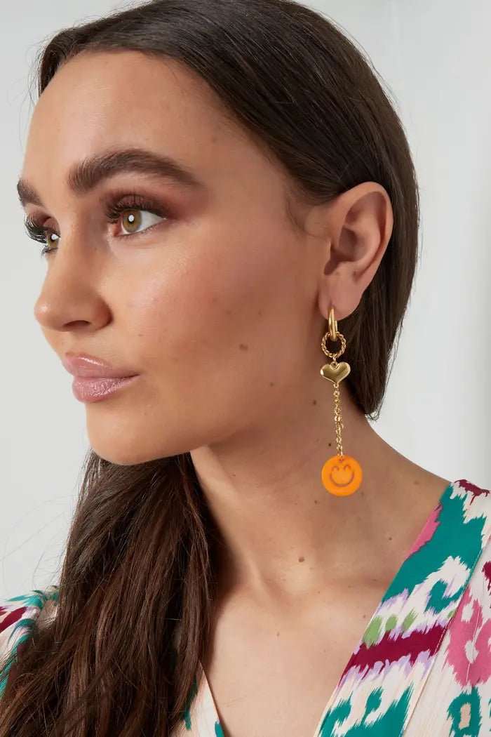 Gouden oorhangers ketting met hart, ster en een oranje smiley - LoveSieraden