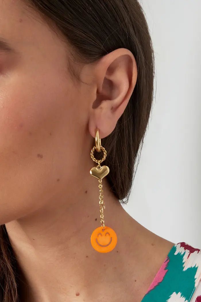 Gouden oorhangers ketting met hart, ster en een oranje smiley - LoveSieraden