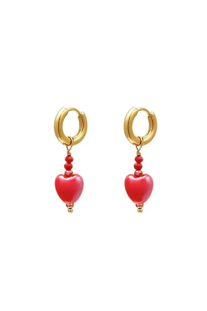 Oorbellen goud met een rood hart en kraaltjes - LoveSieraden
