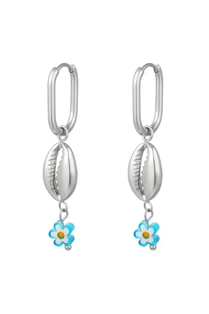 Oorbellen zilveren schelpbedel met blauw bungelend madeliefje - LoveSieraden
