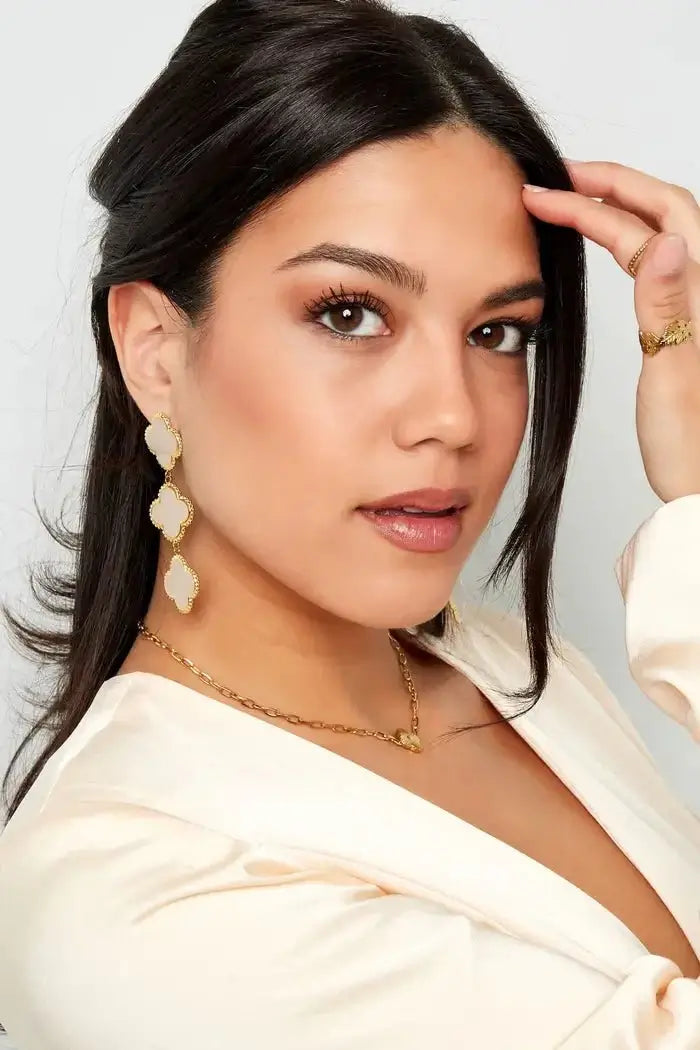 Oorhangers goud met drie kleurrijke klavers - LoveSieraden