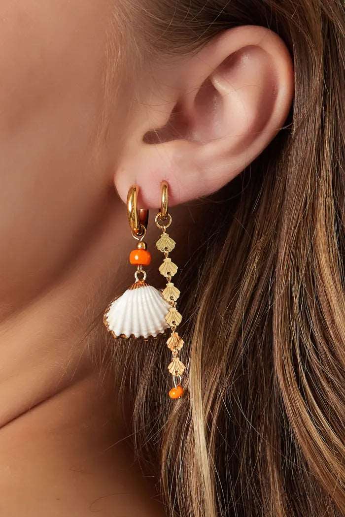 Oorhangers met slinger van schelpjes en oranje kraal - LoveSieraden