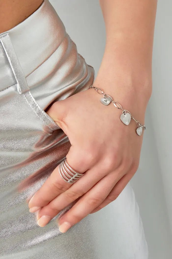 Schakelarmband met drie bedels met hartjes - LoveSieraden